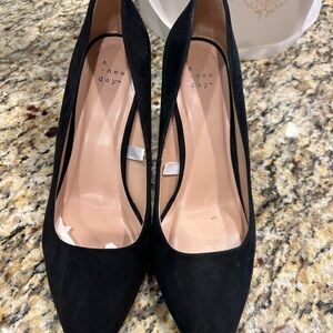 Black suede pump - new never worn